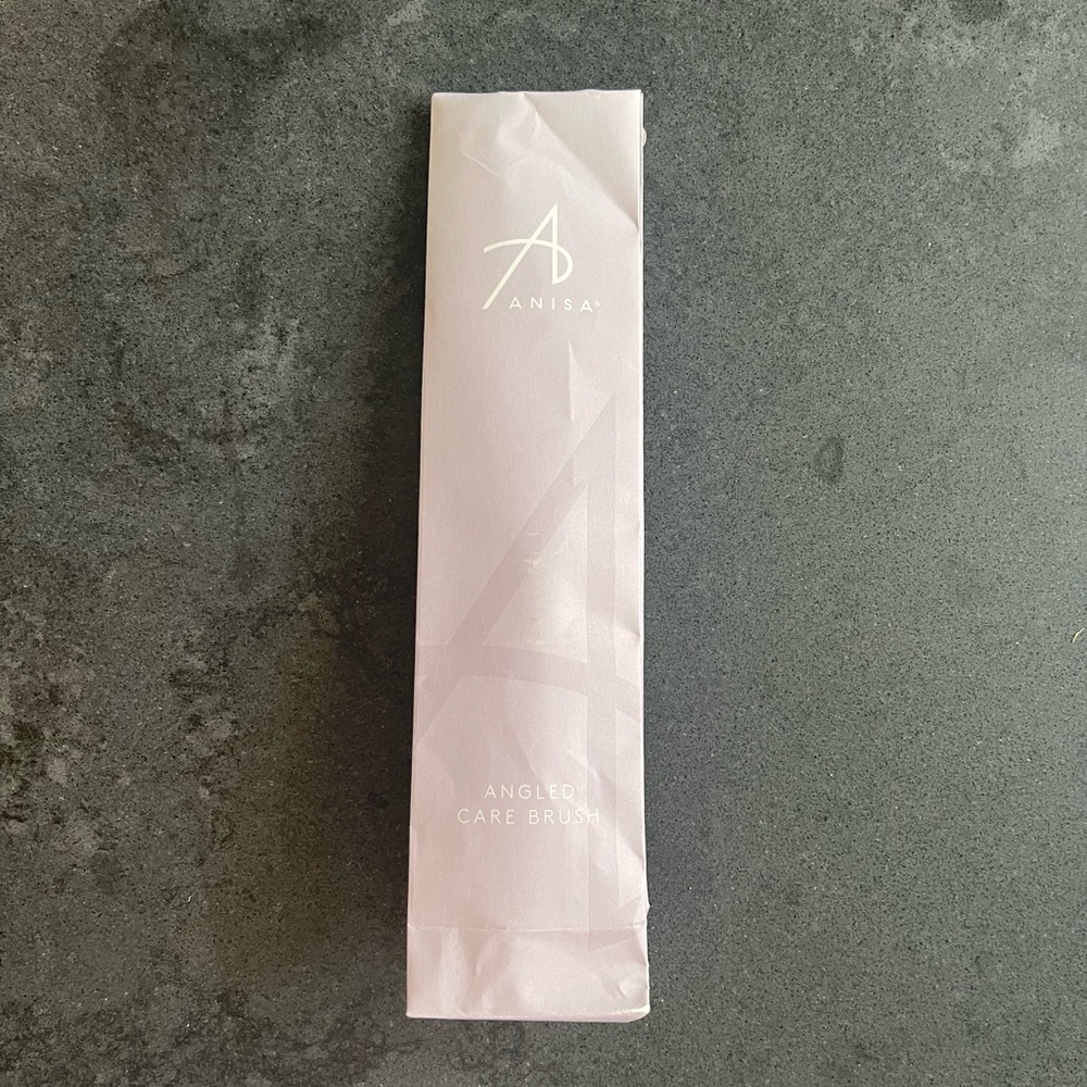 New and Sealed Anisa Angled Brush
